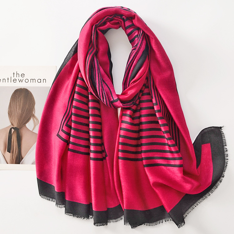 Estilo europeo y americano moda rayas impreso caliente protector solar bufanda deshilachado decorativo chal algodón y lino sensación suave bufanda para las mujeres