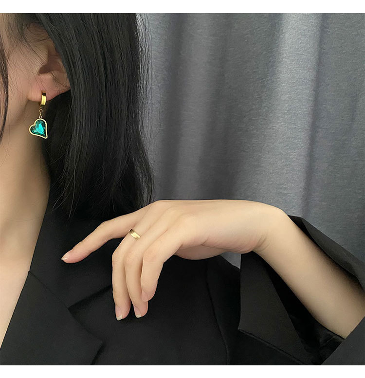 Retro Heart Shape Titanium Steel Inlay Zircon Dangling Earrings 1 Pair