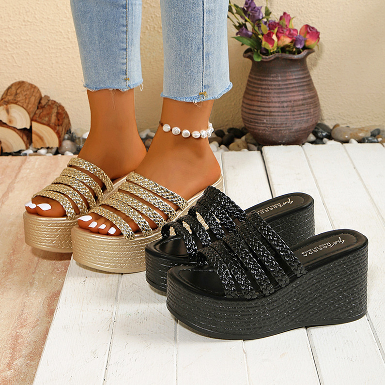 2025 Summer New Style One-Line Fashionable and Comfortable Platform Thick-Soled Lazy Beach Slippers Ready for Sale