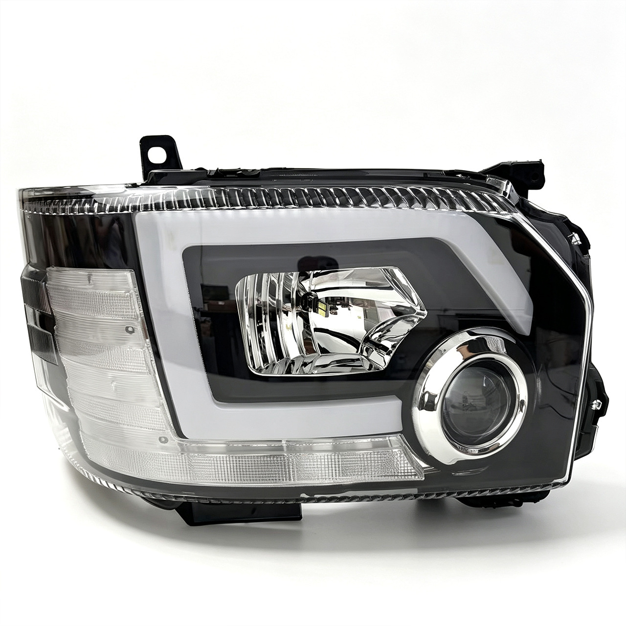 Suitable for 14-18 Toyota Hiace front headlight modification with LED daytime running lights and turn signals