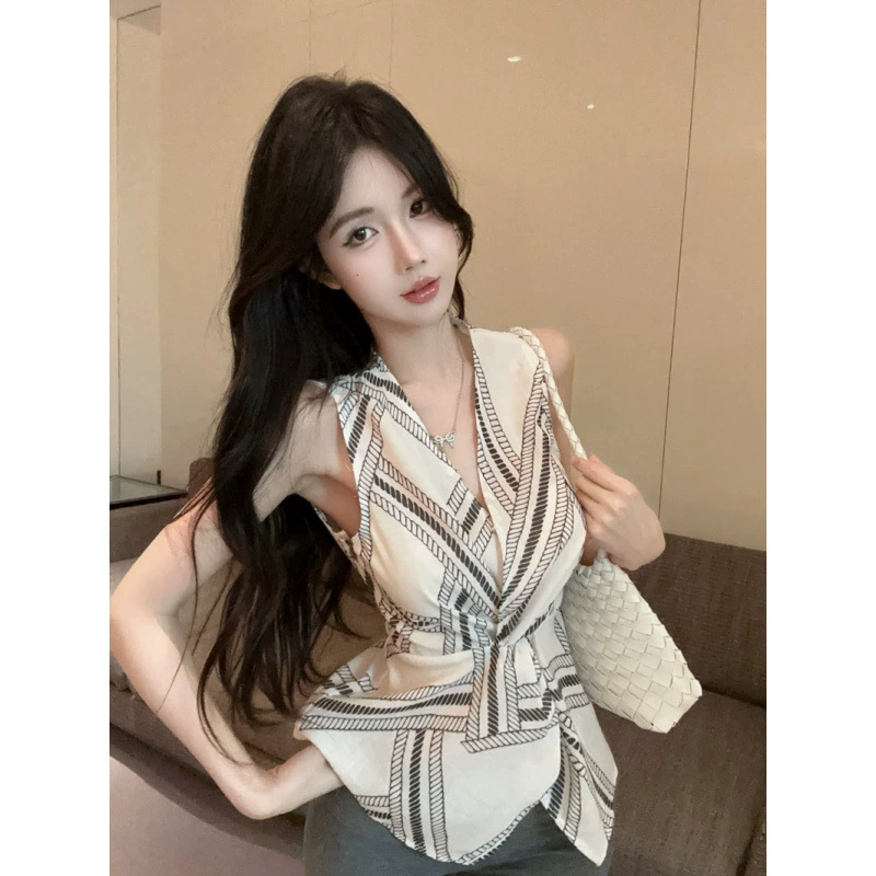 Настоящая фотография весенне-летнего элегантного топа в стиле «старые деньги» с v-образным вырезом без рукавов и закрученным дизайном, утягивающего топа