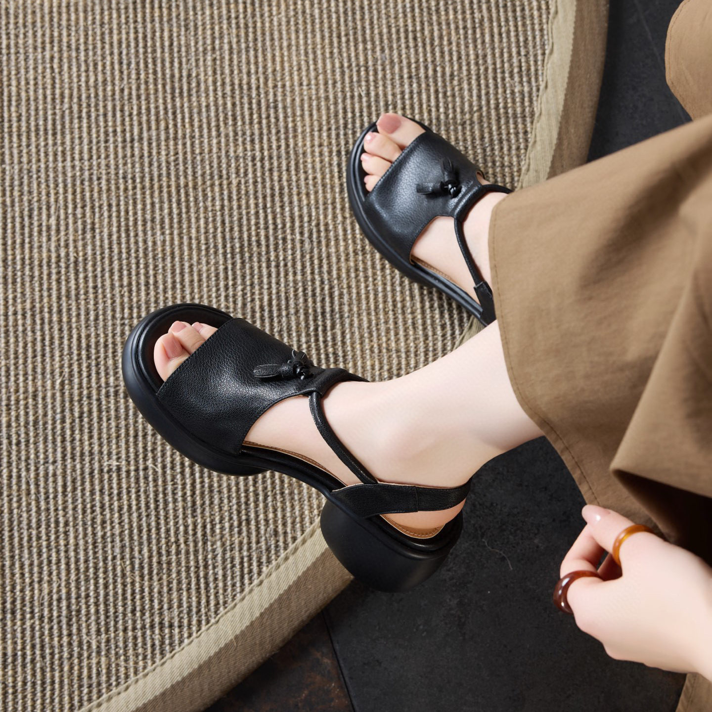 Sandal nữ da thật đế dày mũi hở gót vuông quai ngang — màu đen