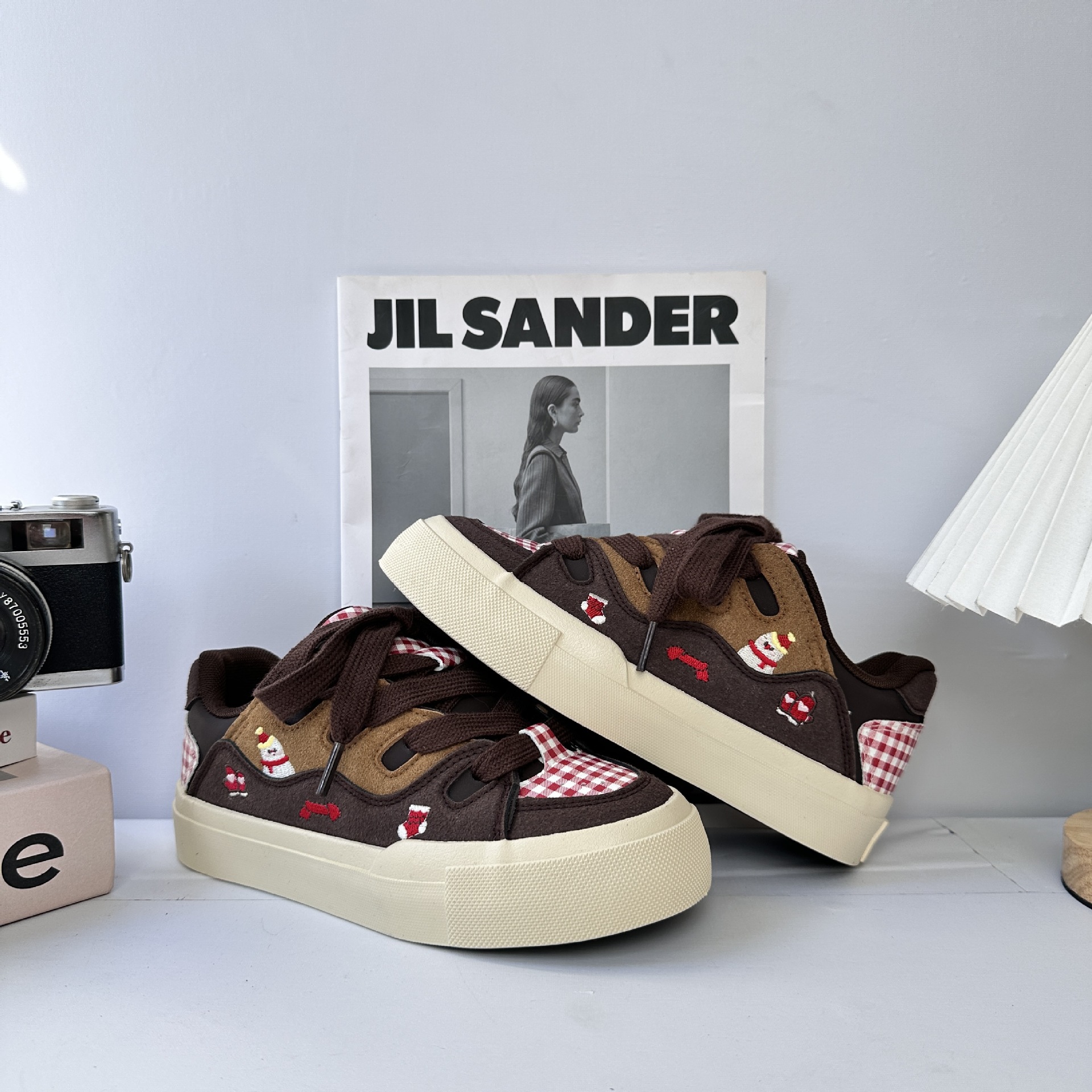 Zapatos deportivos y casuales de ondas distantes para niños y niñas en otoño de 2025 nuevos tipos de explosión, todos los tipos de zapatos de skate de suela gruesa ligera para padres