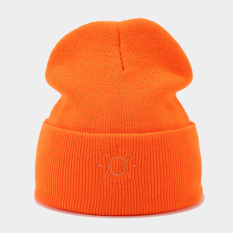 El otoño y el invierno nuevo sol simple bordado moda rizador pelo sombrero hombres y mujeres personalidad de la calle simple lana sombrero de punto