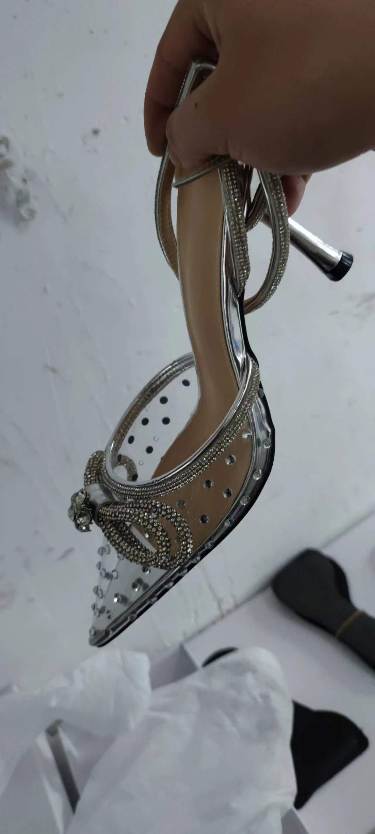 Nuovi sandali con tacco alto trasparenti con strass e diamanti da donna, con tacco sottile e punta alta, con una linea con testa a chignon_voghion.com