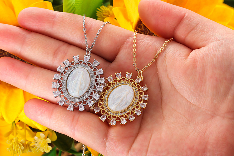 Geometric Pattern Women'S Gender Retro Geometric Copper Plating Shell Zircon Pendant Necklace