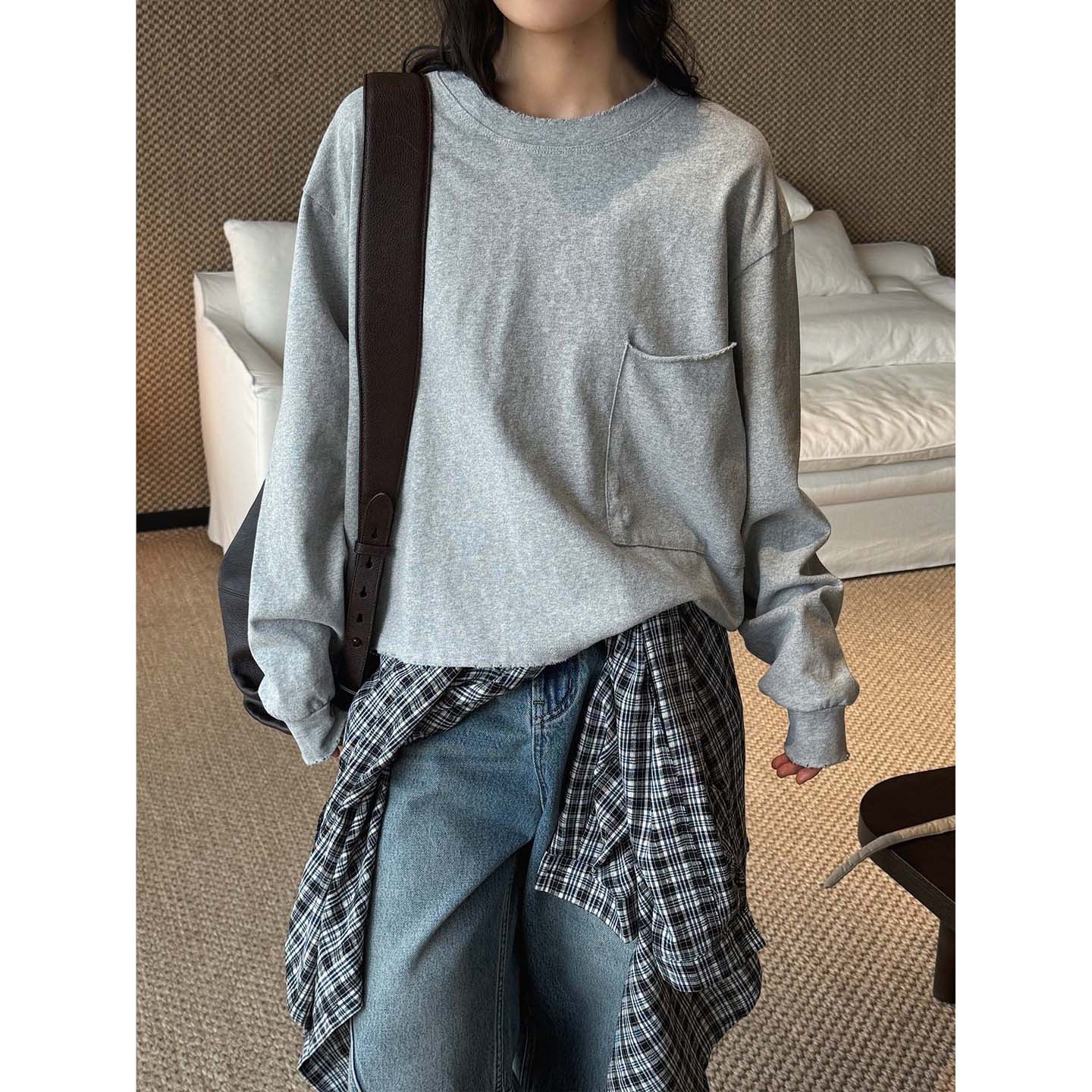 Louvre early spring new Korean style simple and fashionable round neck single side pocket asymmetrical T-shirt women's loose silhouette top