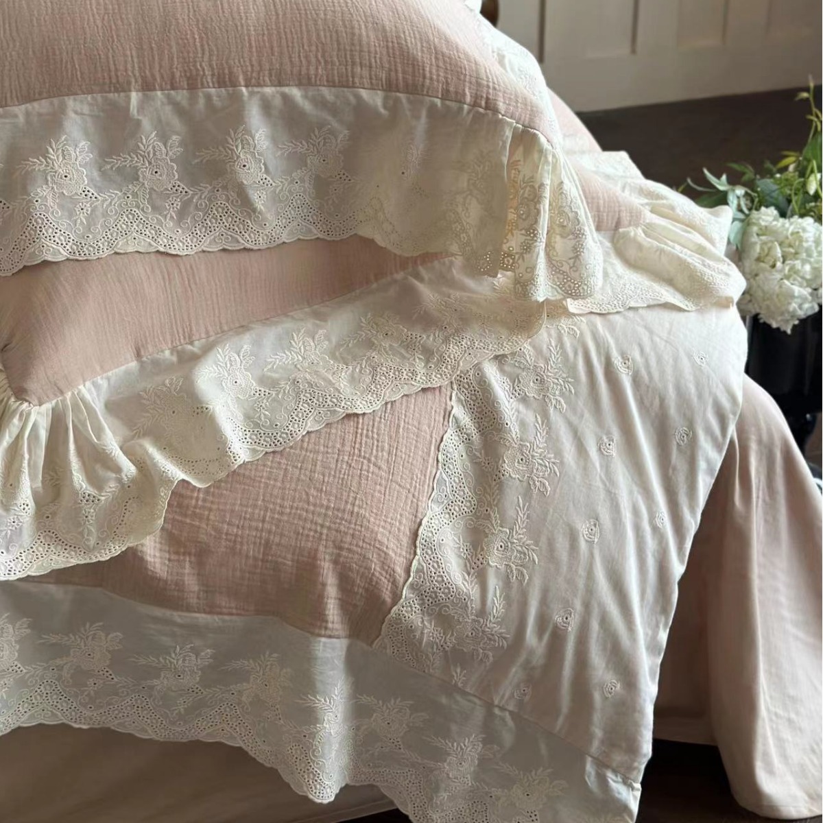 Algodón francés retro de color sólido dobles pliegues colcha de hilo cuatro piezas de encaje bordado de nicho de cama