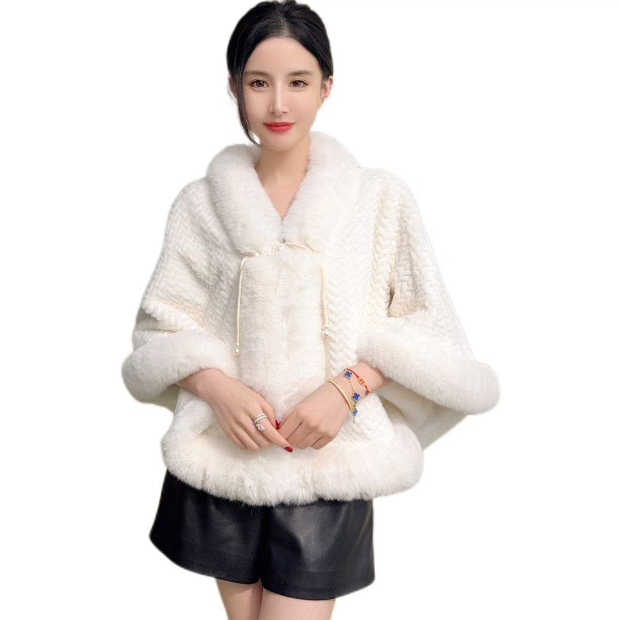 Chal blanco nuevo otoño y invierno de 2025, acolchado y noble nuevo estilo chino exterior cardigán hermoso de moda universal