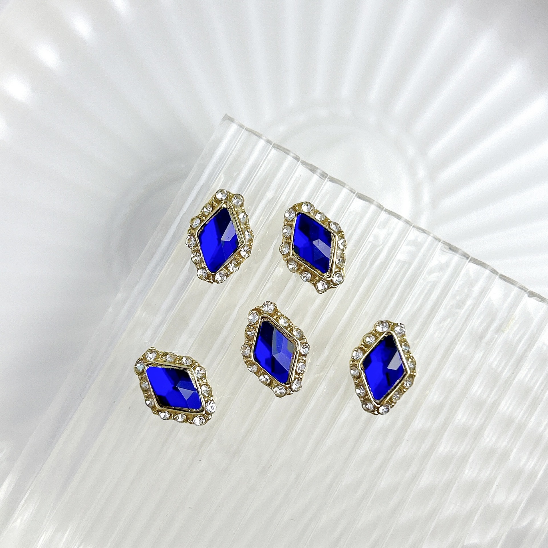 Nueva aleación china joyas de manicura taladro explosión grasa flash Fang amor gota de agua XiFeiYuan la misma armadura de la corte con taladro