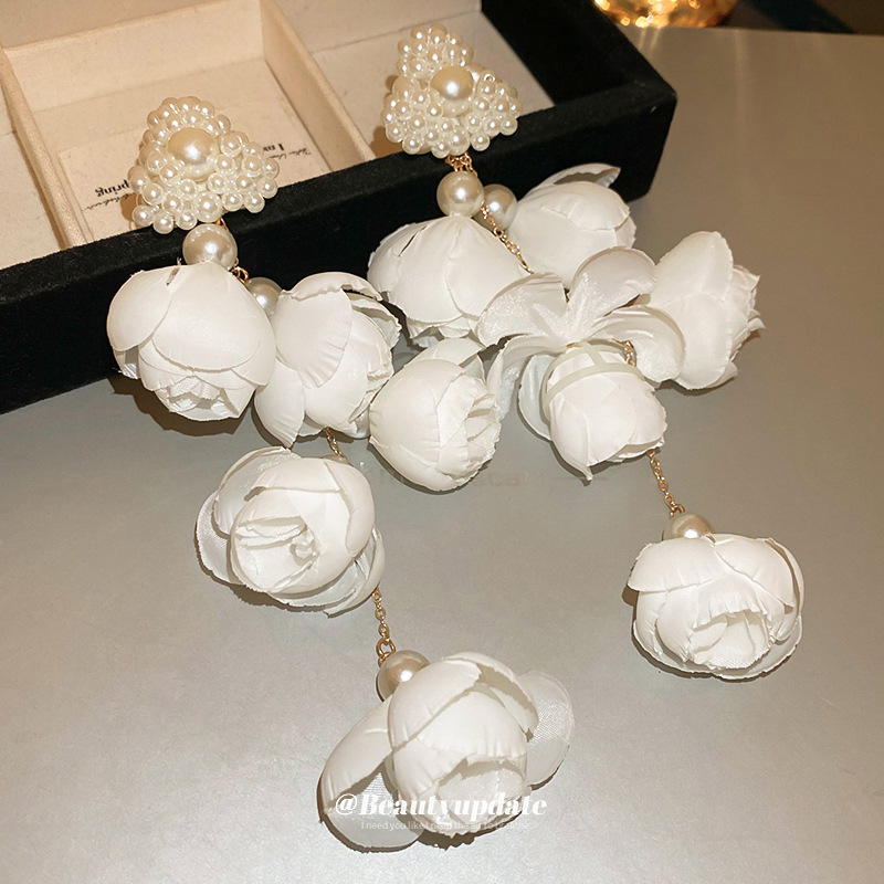 Pendientes largos de perlas de flor de súper hada con aguja de plata Pendientes de borla de sentido de alta gama de moda de nicho Pendientes exagerados de viaje para mujer