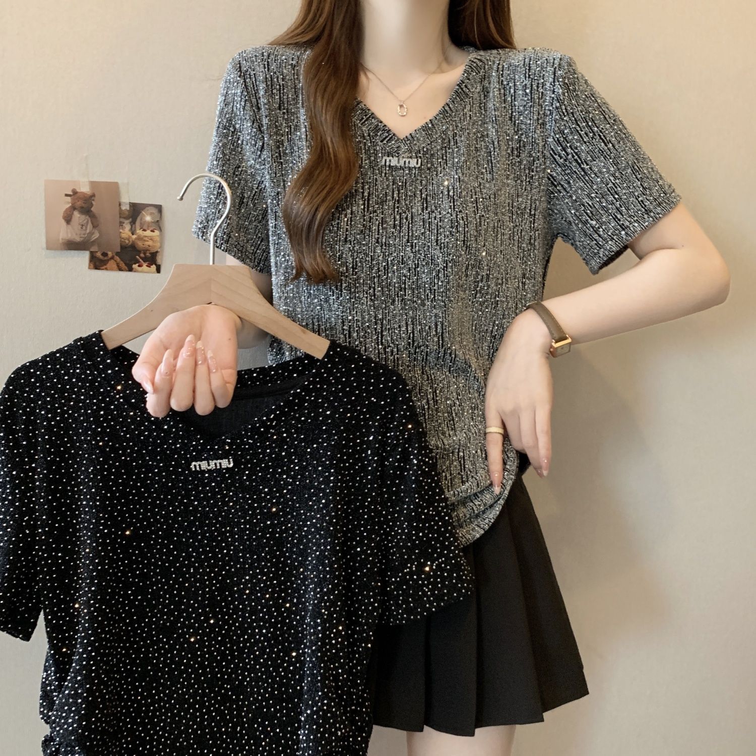 Camiseta de manga corta con cuello en V de seda brillante de talla grande para mujer verano 2024 nuevo estilo suelto y delgado top de mm gordo para mujer image 5