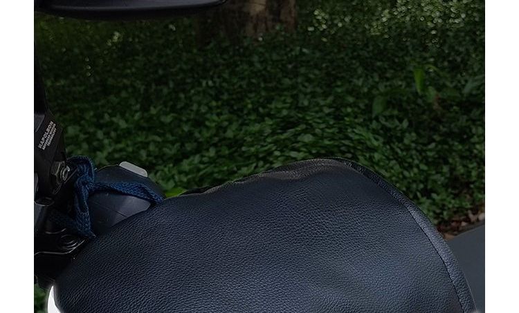 Thickened winter warm handlebar covers for electric bikes, waterproof and windproof, with fleece lining
