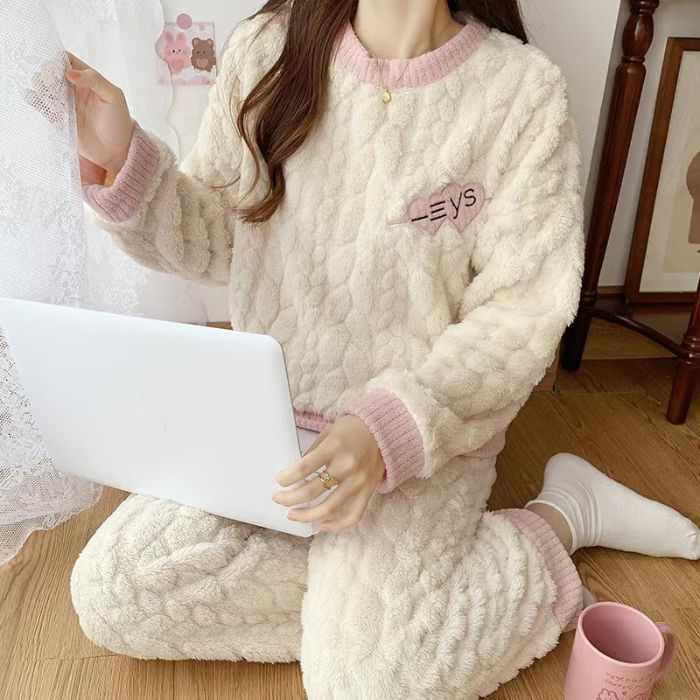 Invierno mayorista transfronterizo cuello redondo casual versión simple y suelta pijamas de dibujos animados de mujeres bordado creativo de flores de cortinas de terciopelo ropa para el hogar
