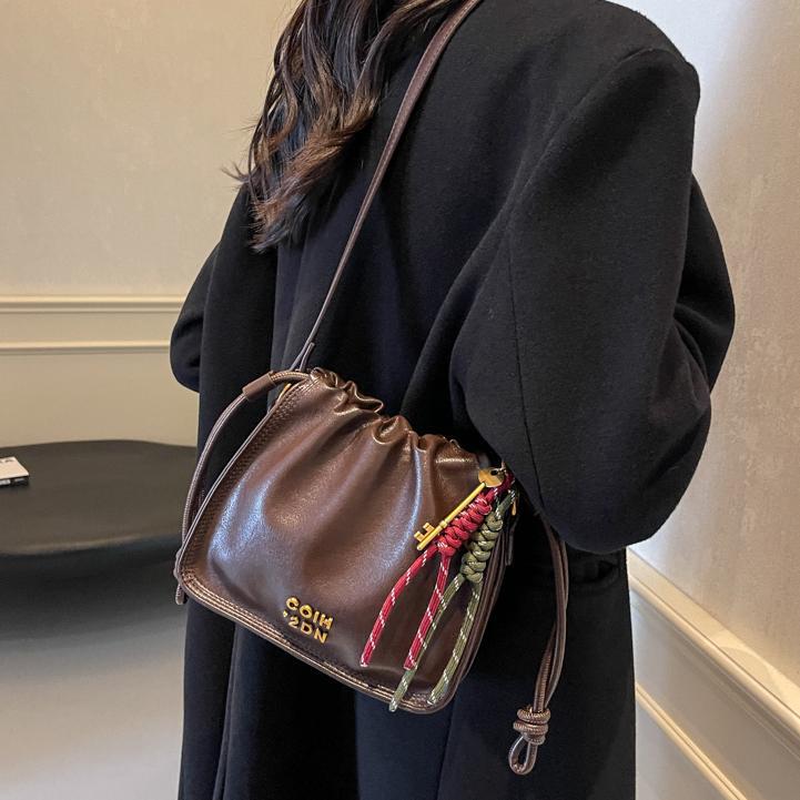 Este año, la popular explosión de pliegues de la bolsa pequeña para mujeres 2024 nuevo bolso de hombro retro universal bolso de viaje