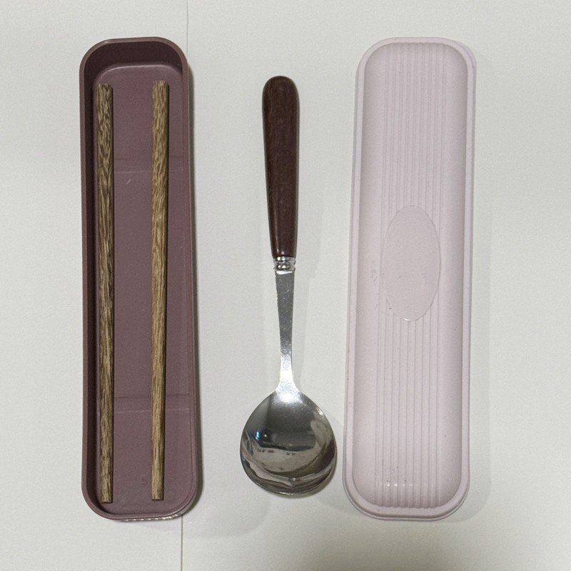 キャラメル色の手羽木 ~ レトロ高級感箸スプーン木柄学生は外出して携帯食器セットを持っています。|undefined