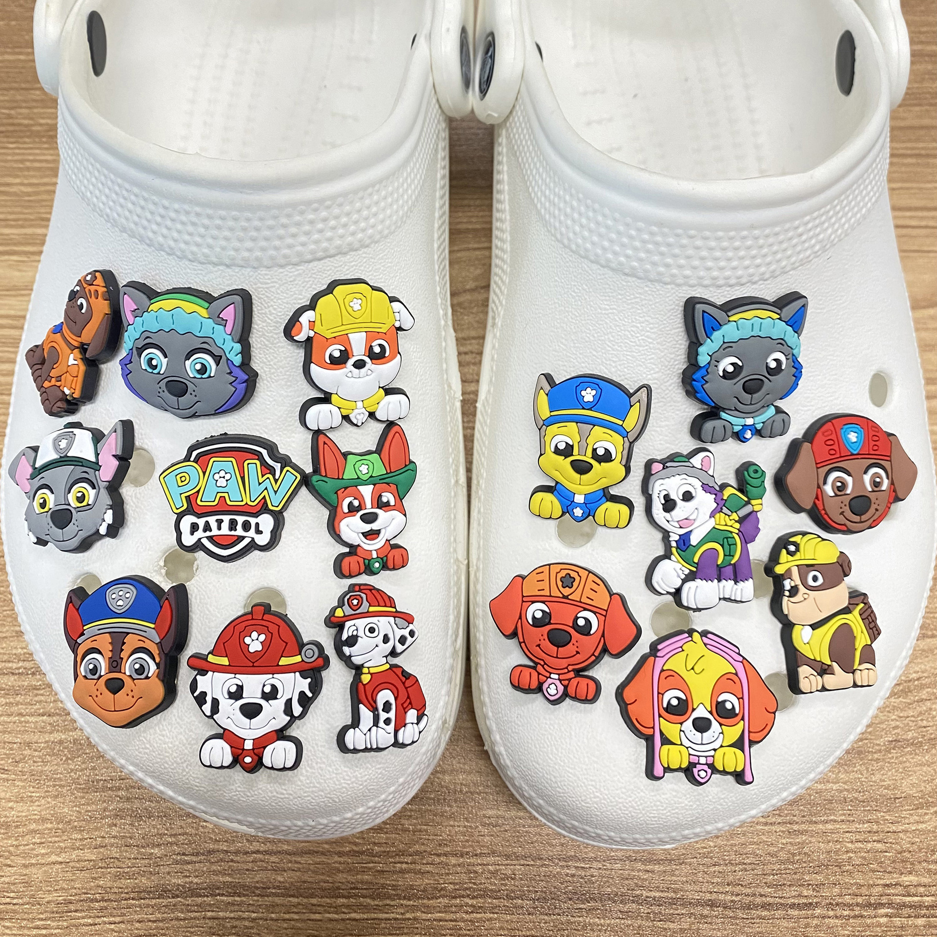 Perro conjunto de dibujos animados agujero accesorios zapatos DIY Chipsing croc botones zapatos flores perros Wang Xingren