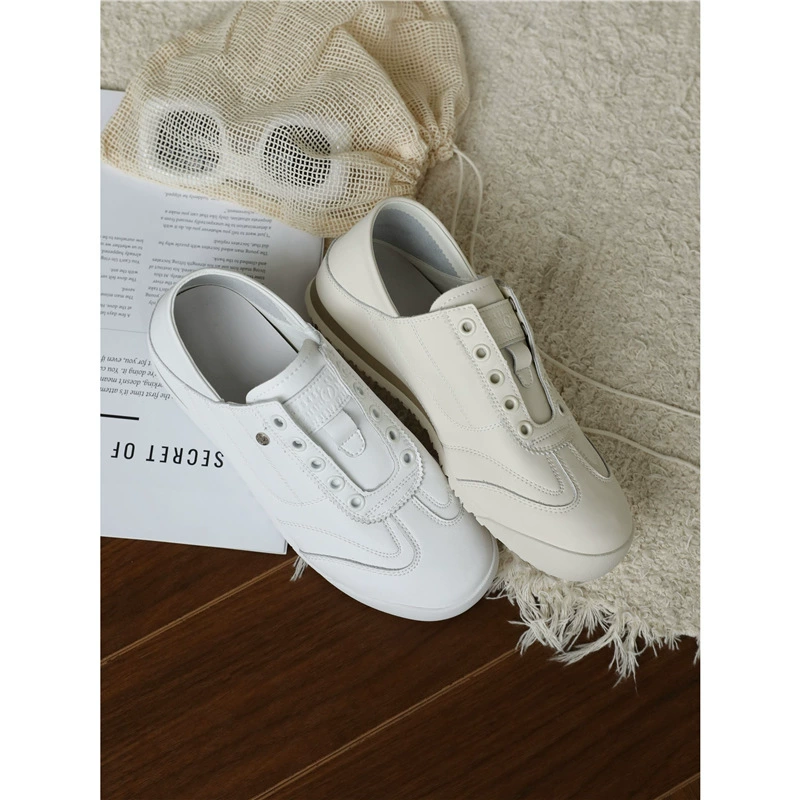 Можно разработать новую модель 2025 года для оптовой продажи белых женских туфель без этикеток, с круглым носком, легкой мягкой подошвой, без шнурков и на ленивых слипонах.