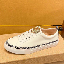 男士休闲鞋春季新款韩版运动男鞋金属人头透气低帮花边小白鞋板鞋