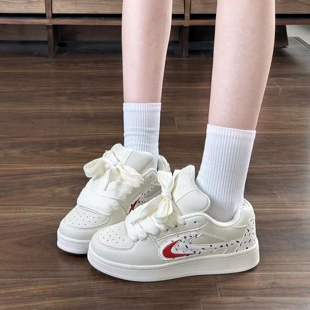 Zapatos de skate originales de otoño de 2025 nuevos zapatos de mujer deportivos de nicho casual cómodos zapatos blancos lindos