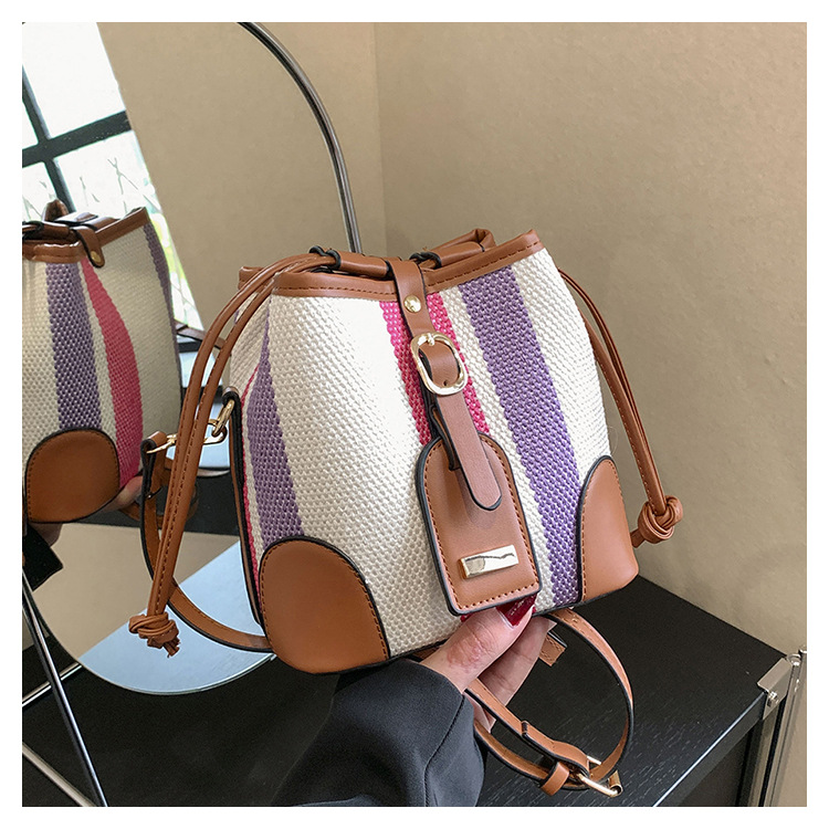 Diseño de nicho de moda bolsa de cubo portátil para mujeres 2023 nueva moda lienzo contraste color rayas hombro bolsa de mensajero