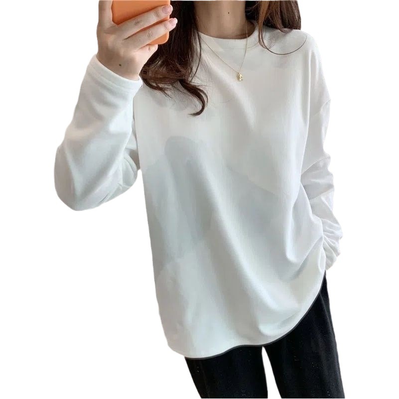 暖かくて厚い両面の徳の絨毛の丸首の白い底のシャツの女性とベルベットの秋冬の毛の中でゆったりしている中で長いtシャツを掛けます。