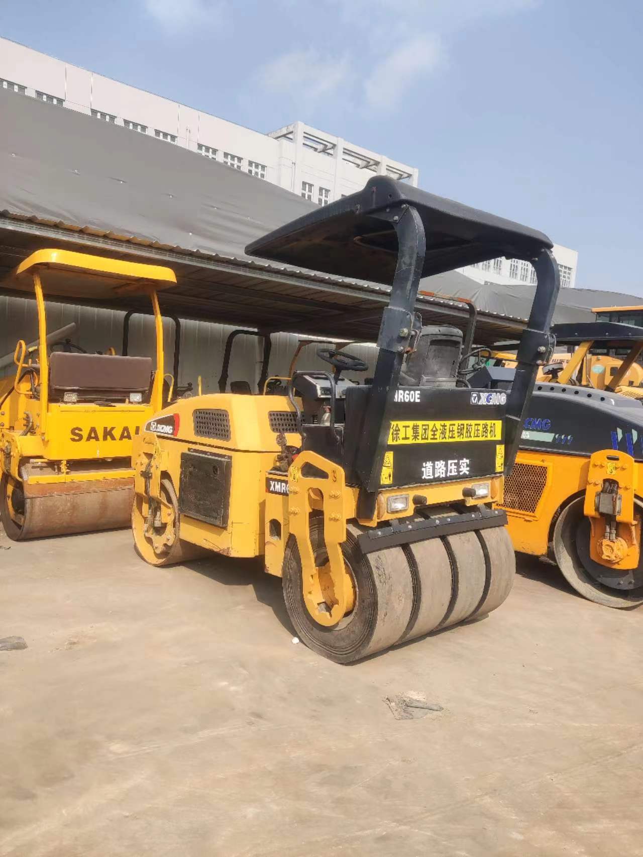 徐工前钢后胶压路机