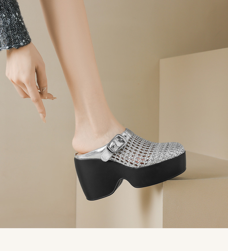 Dép sandal nữ đế xuồng cao gót 11 cm, kiểu mule khoét lỗ, gót wedge La Mã — đen, bạc chi tiết 11