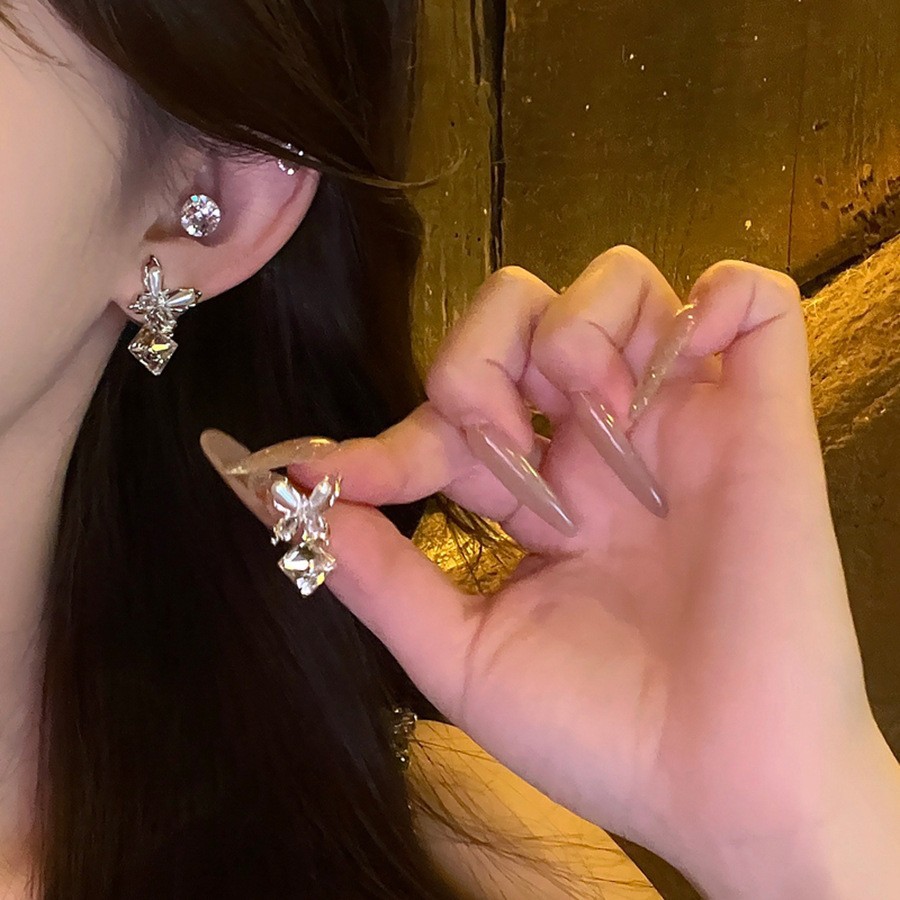 Aguja de plata, perla, circón, borla, pendientes de moda, lujo ligero, pendientes de alta gama, pendientes de todo fósforo exquisitos de nicho, mujeres al por mayor