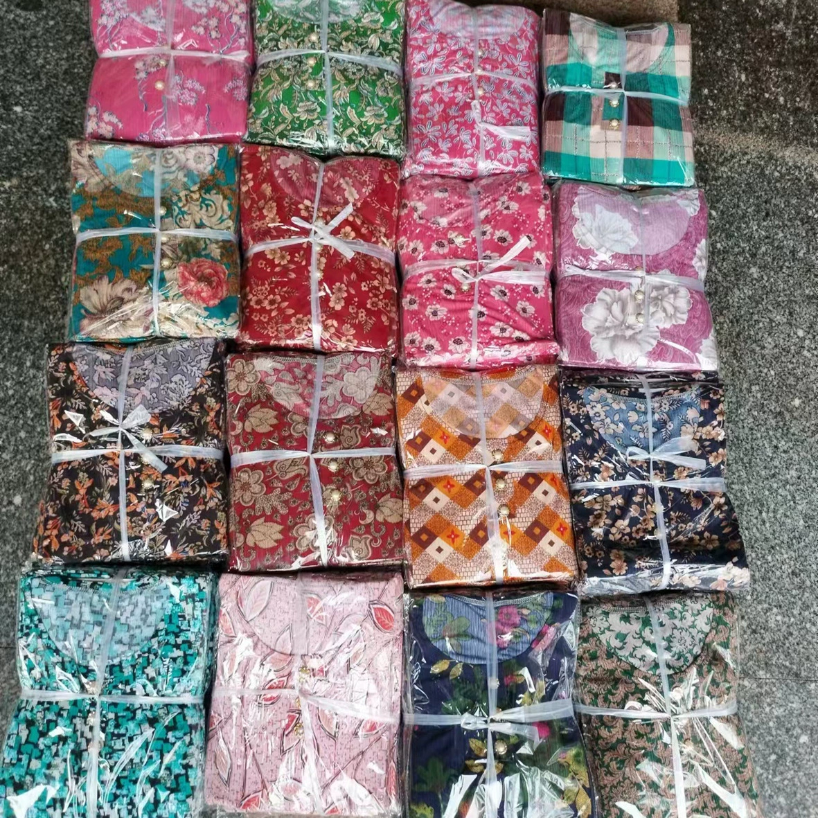 Женщины среднего и пожилого возраста одеваются в футболки с короткими рукавами со льдом