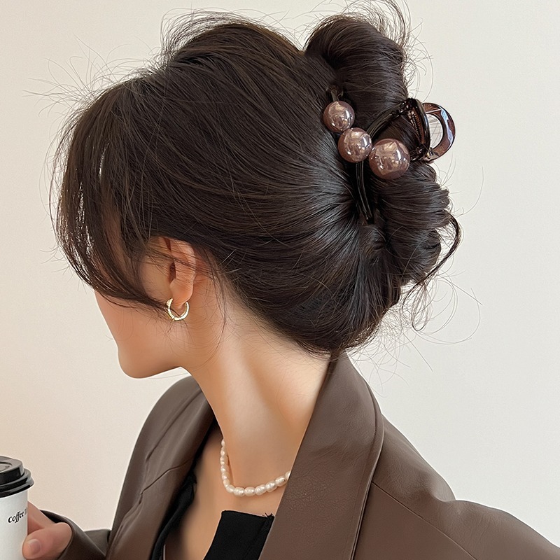 Clip de agarre de perlas de sentido avanzado, horquilla para el cabello en la parte posterior de la cabeza de las mujeres, clip de temperamento de otoño e invierno, tocado, clip de tiburón mediano, horquilla