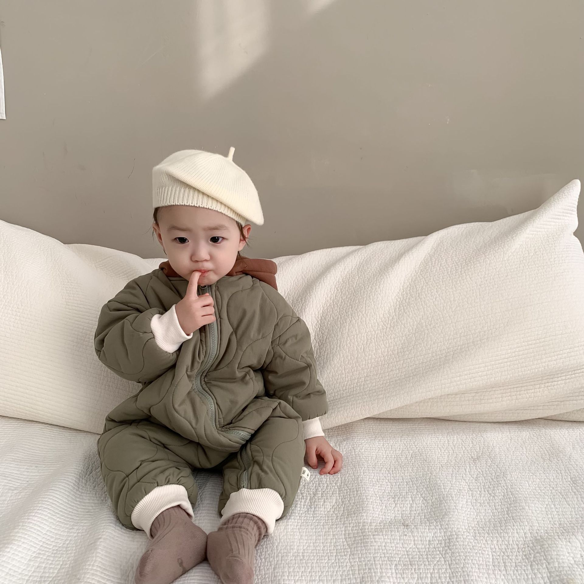 Ropa acolchada de algodón con capucha de invierno para niños Ropa de estilo coreano Ropa de bebé ropa de bebé 2023 Ropa de otoño e invierno Ropa de bebé color a juego de algodón acolchado mameluco