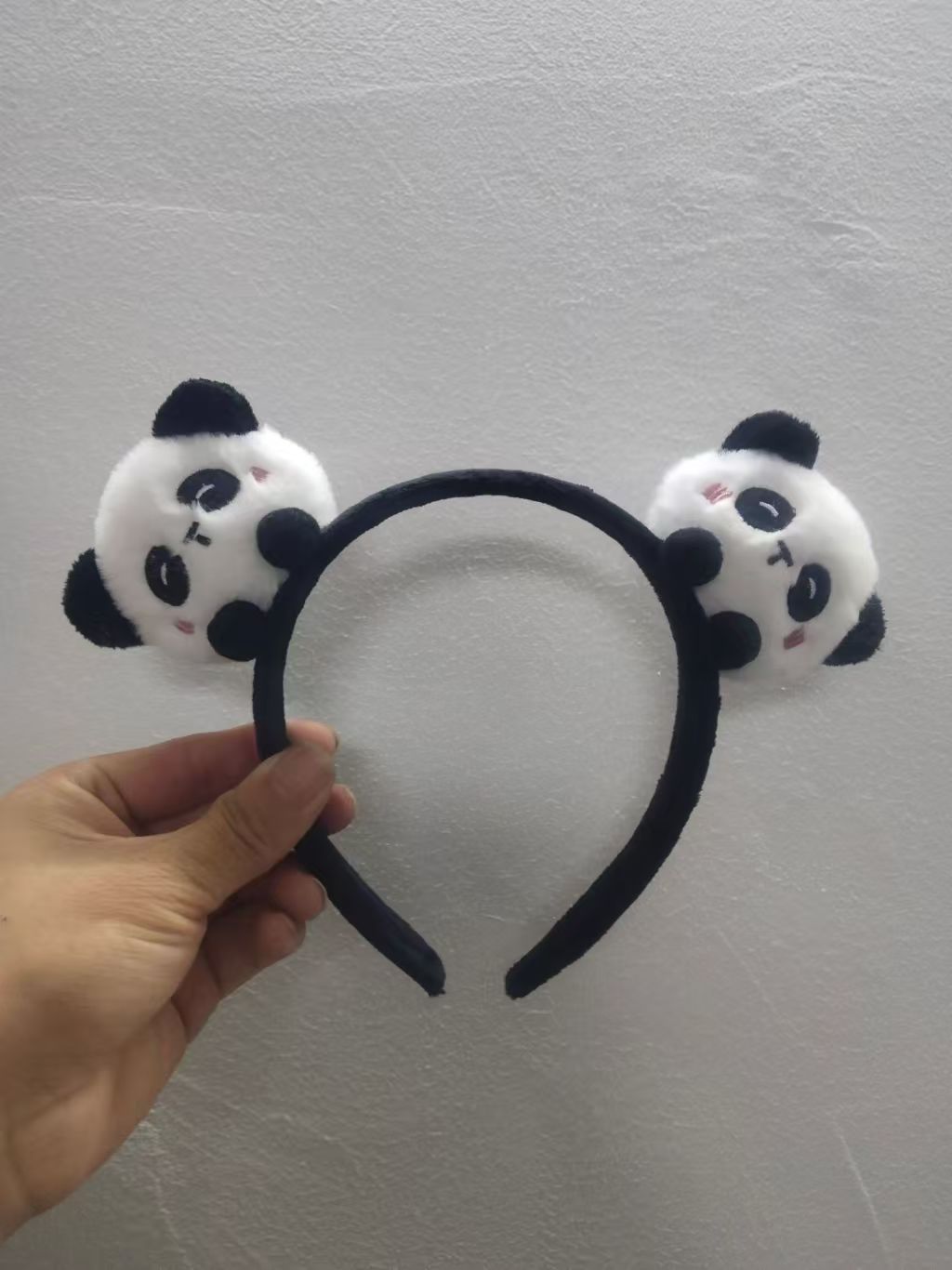 男女通用の大きいパンダのカチューシャは卸売りします。