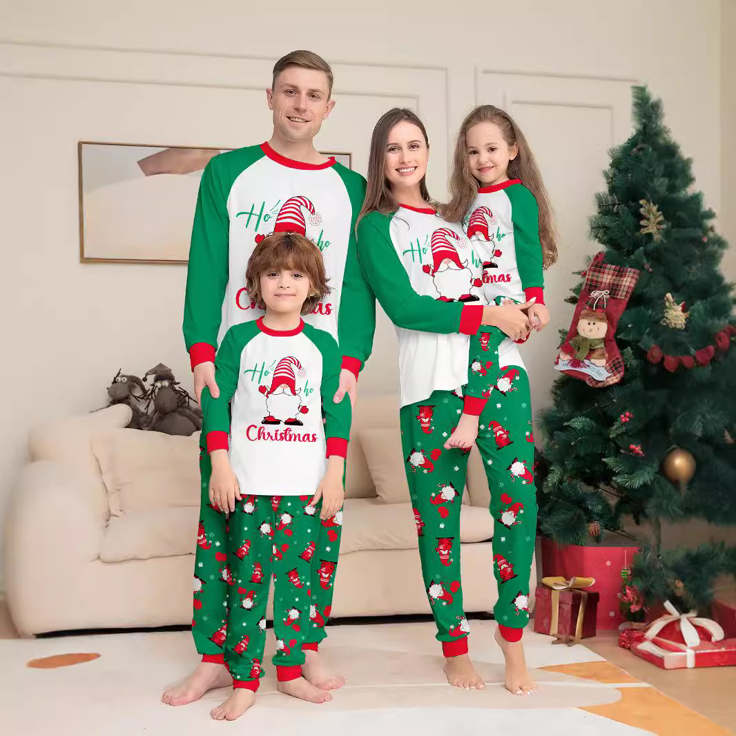 Vianočné pyžamo s potlačou písmena Santa Claus, snehovou vločkou a rodinným oblekom_voghion.com