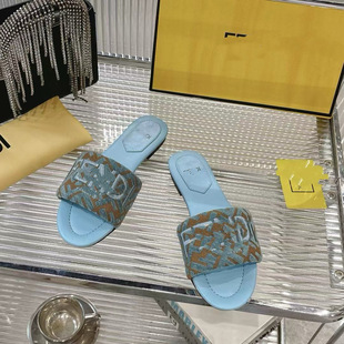 FENDI��ĸ�̽�ƽ����ЬŮ���⴩�r��һ�֛��Ϝ\�{ɫ��Ƥɳ��Ь