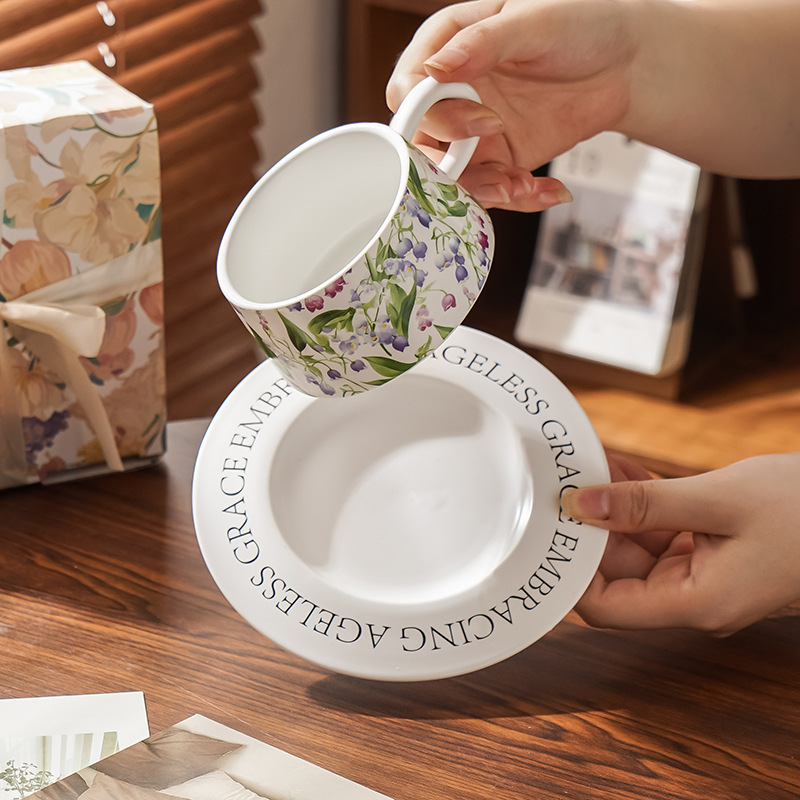Caja de regalo lirio de los valles souvenirs taza de café platillo cerámica regalo de alta gama taza de té de la tarde regalo de cumpleaños mujer