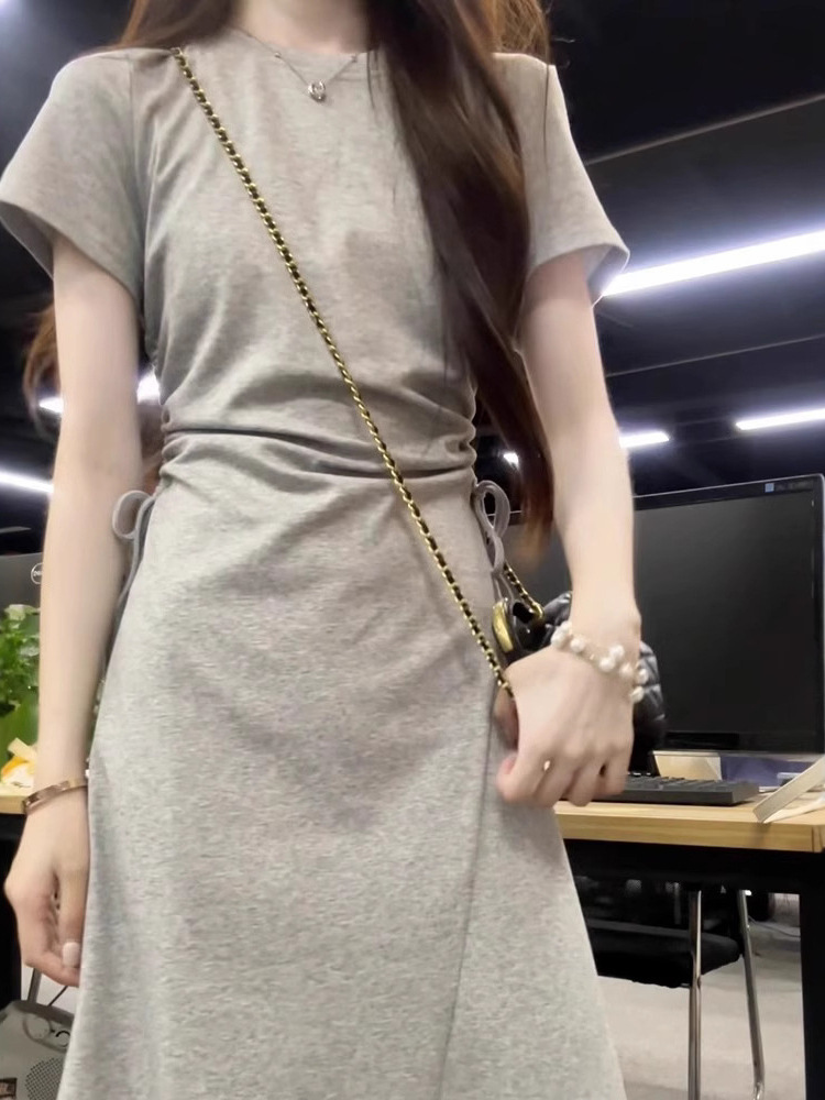 Đầm suông nữ midi tay ngắn màu xám nhạt phong cách thanh lịch — màu xám nhạt