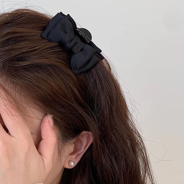 Black hairgrip with bow