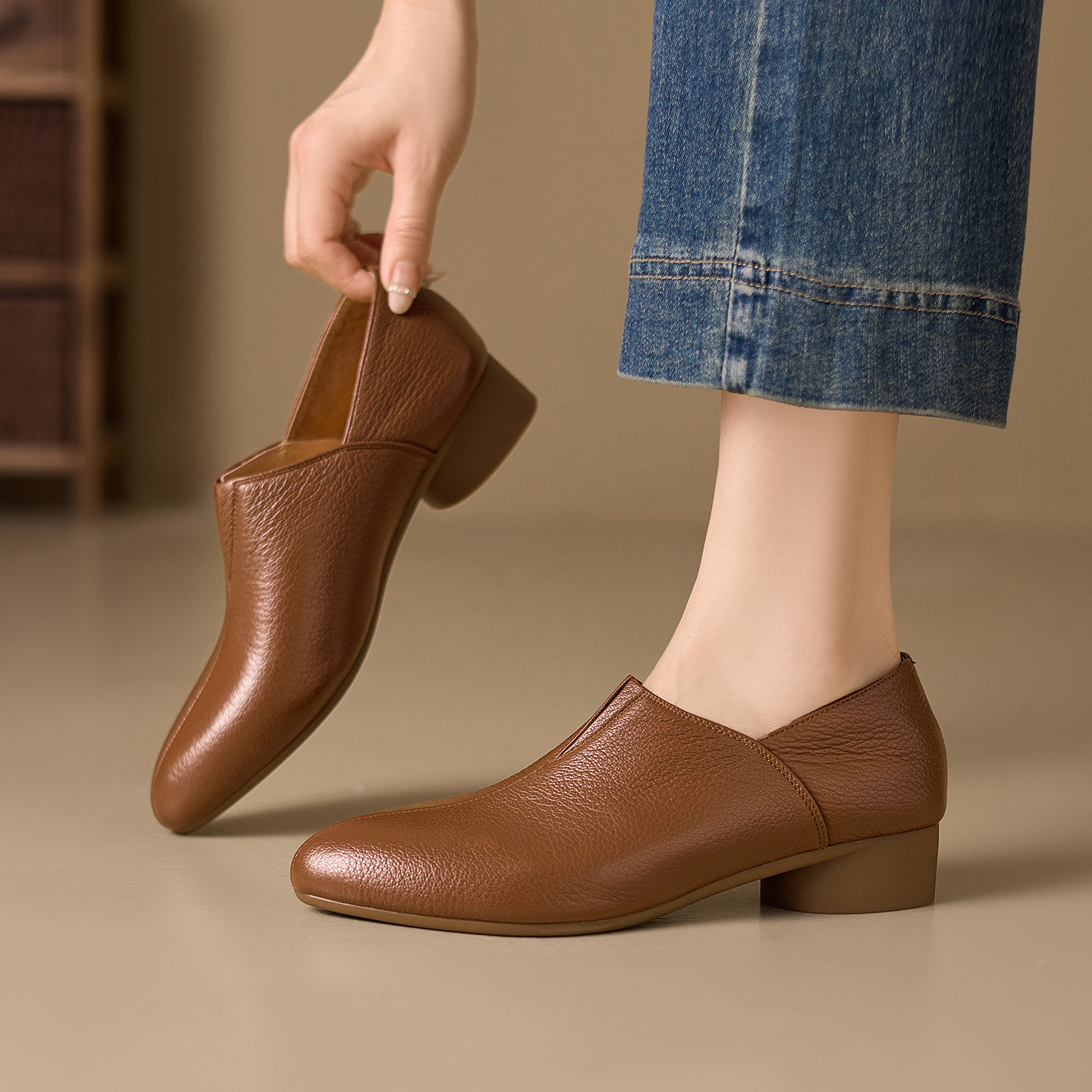 Giày cao gót nữ mũi nhọn da cừu gót thấp 3 cm, kiểu dáng đơn giản đi làm — màu nâu