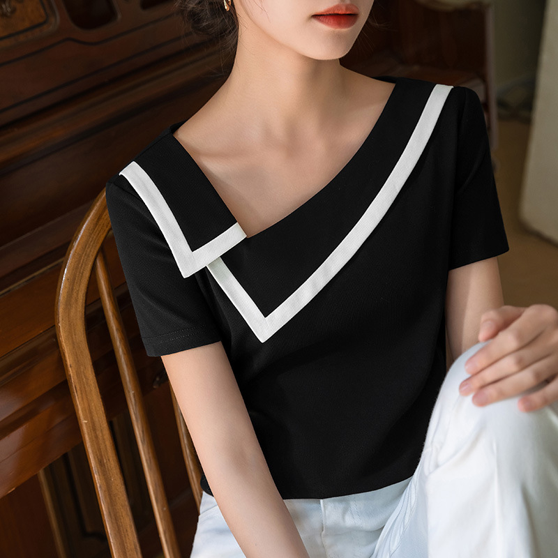 Camiseta de manga corta para mujer, estilo nuevo de verano 2025, camiseta de algodón con cuello en V y hombros caídos estilo francés con diseño de cuello en contraste de color.