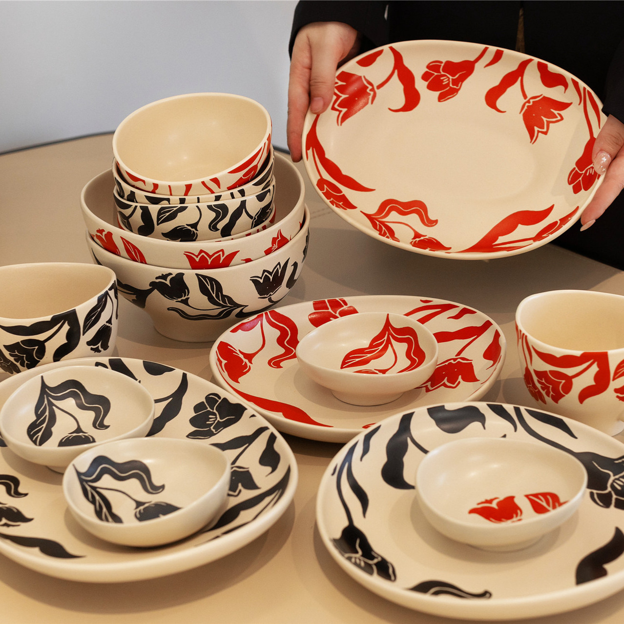 Platos de arroz de estilo medieval, platos de flores en forma de cerámica retro, platos de comidas occidentales simples, platos de sopa domésticos de gran capacidad.