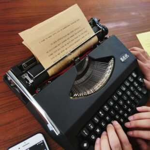 Store manager recommend hero old-fashioned mechanical English typewriter Russian retro typable student nostalgic gift