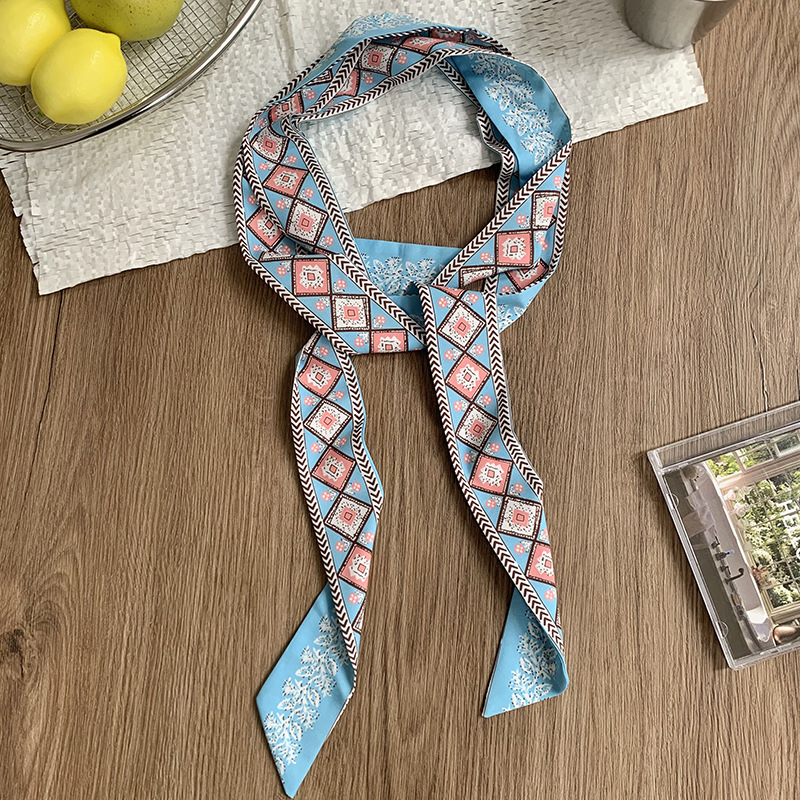 Pequeña flor corrugada con fondo azul