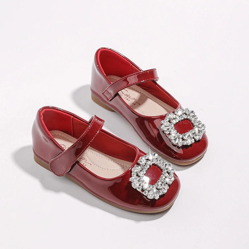 Новые туфли Мэри Джейн с пряжкой из стразов, весна 2025 года, для детей младшего и среднего возраста, маленькие кожаные туфли, стильные туфли для принцесс, детские туфли на мягкой подошве.