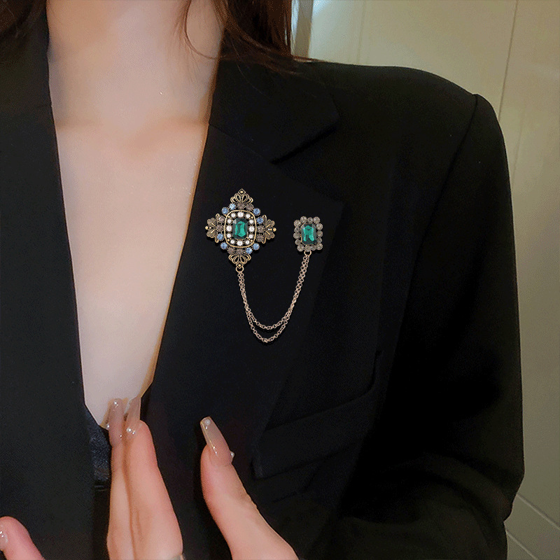 New European and American style brooch female temperament rhinestone pin chain corsage gem inlay retro British style pin accessories