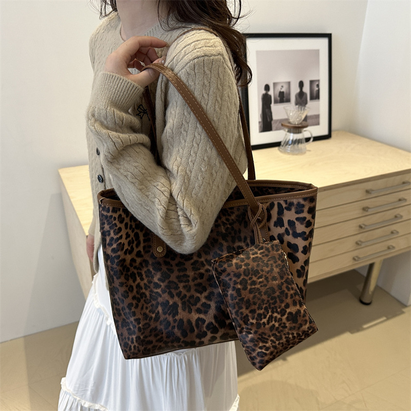 Retro commuter leopard print underarm bag 2024 autumn new style trend fashion personality temperament one shoulder tote bag_voghion.com