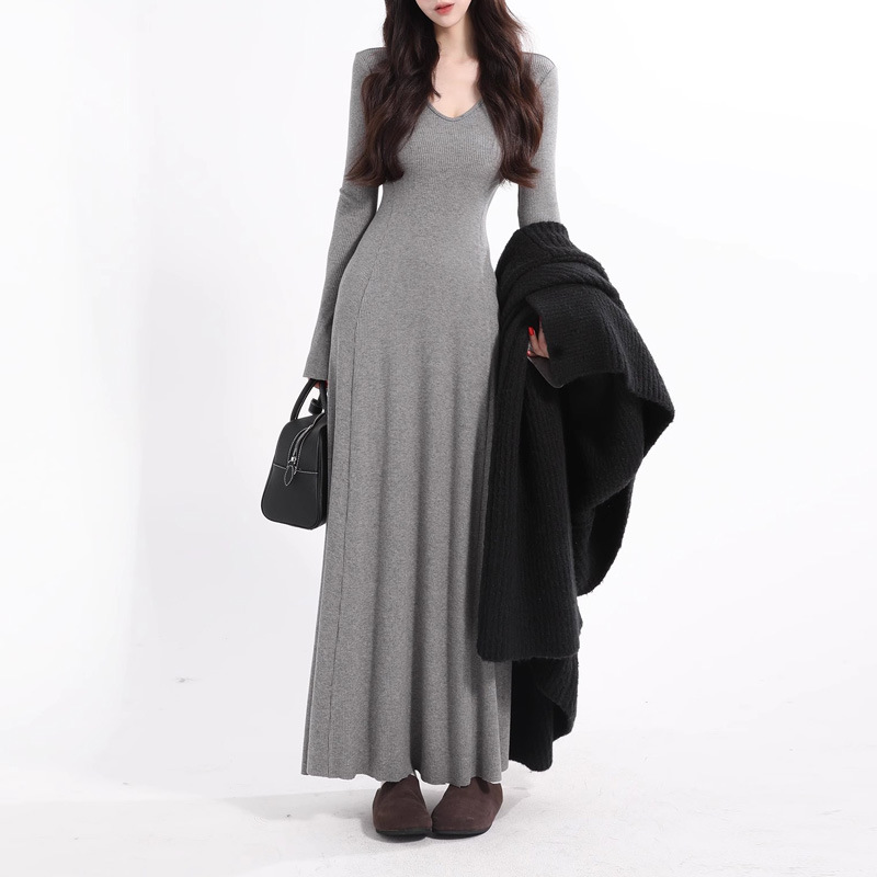 French-Style Solid Color V-Neck Knit Dress for Women, Amazon Flare-Sleeve Knit Dress, Ankle-Length Inner Dress French-Style Solid Color V-Neck Knit Dress for Women, Amazon Flare-Sleeve Knit Dress, Ankle-Length Inner Dress