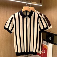 夏のゆるいタイプ2025ニットの半袖の新しいファッションの丸首のファッションのブランドの男性の青春の流行のカジュアルなファッションの頭をかぶせます。