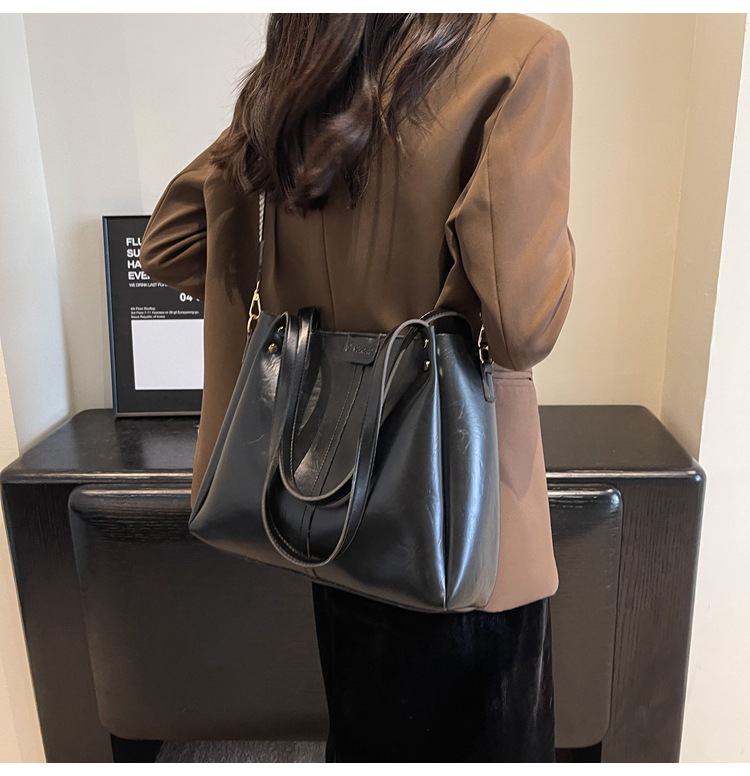 European and American retro large-capacity commuter tote bag 2024 new portable shoulder bag, textured wide shoulder strap messenger bag_voghion.com