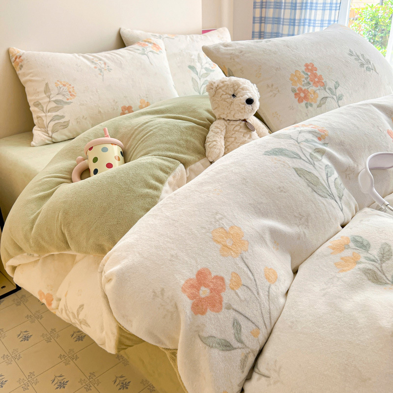 Cama de dibujos animados de leche de seda de cuatro piezas 2026 nueva sábanas de seda de coral de otoño y invierno cubierta de colcha de cama de tres piezas
